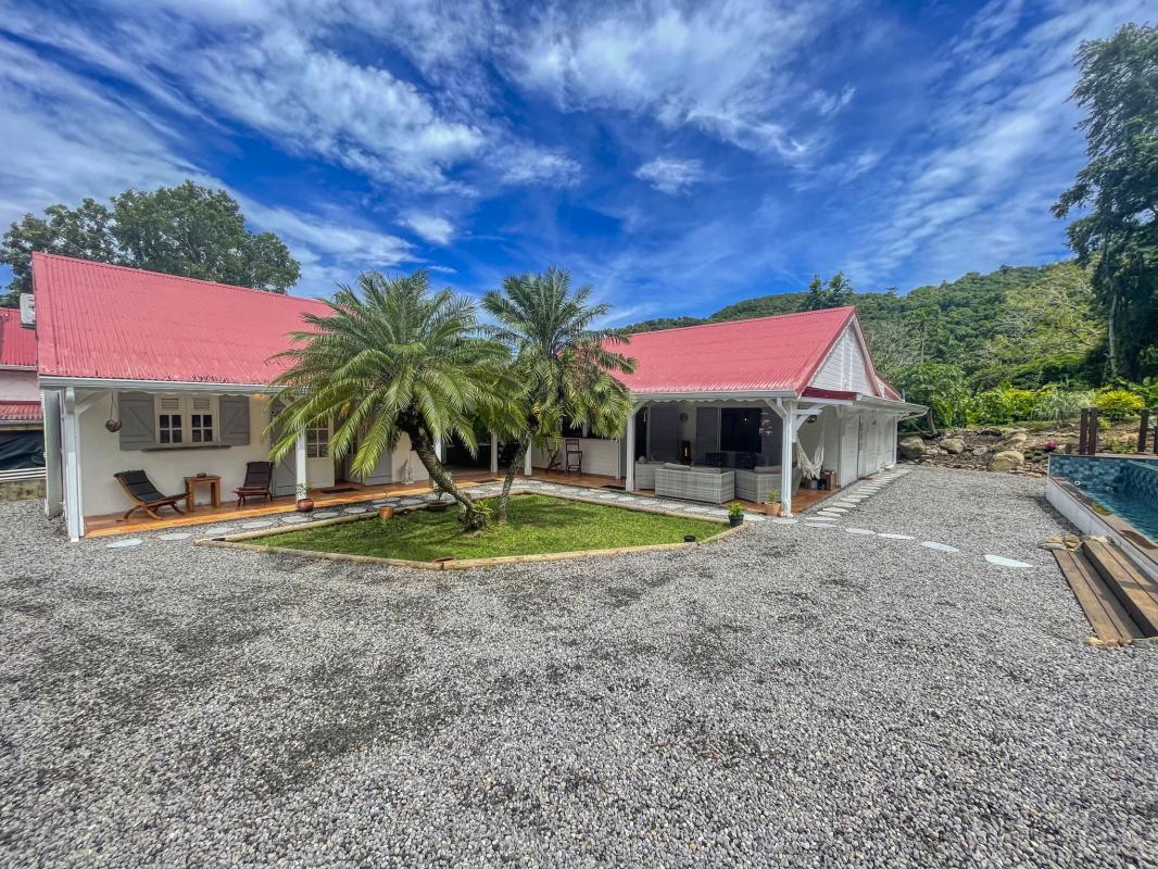 2. Location villa piscine proche plage Deshaies Guadeloupe_Ensemble